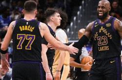 世界杯竞彩-沸腾！湖人142:111大胜破局，混合防守盘活全队，艾顿觉醒太关键