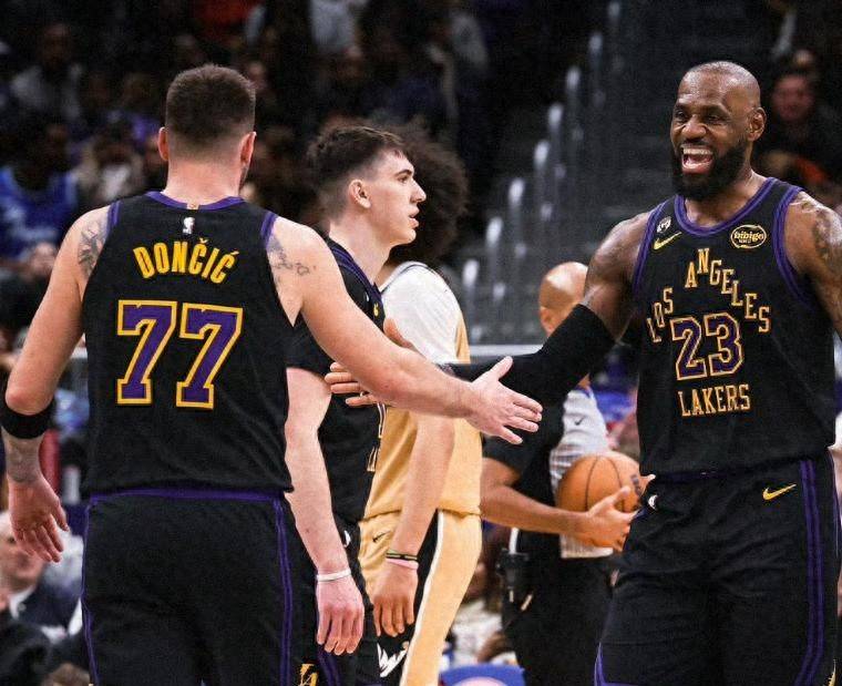 沸腾！湖人142:111大胜破局，混合防守盘活全队，艾顿觉醒太关键