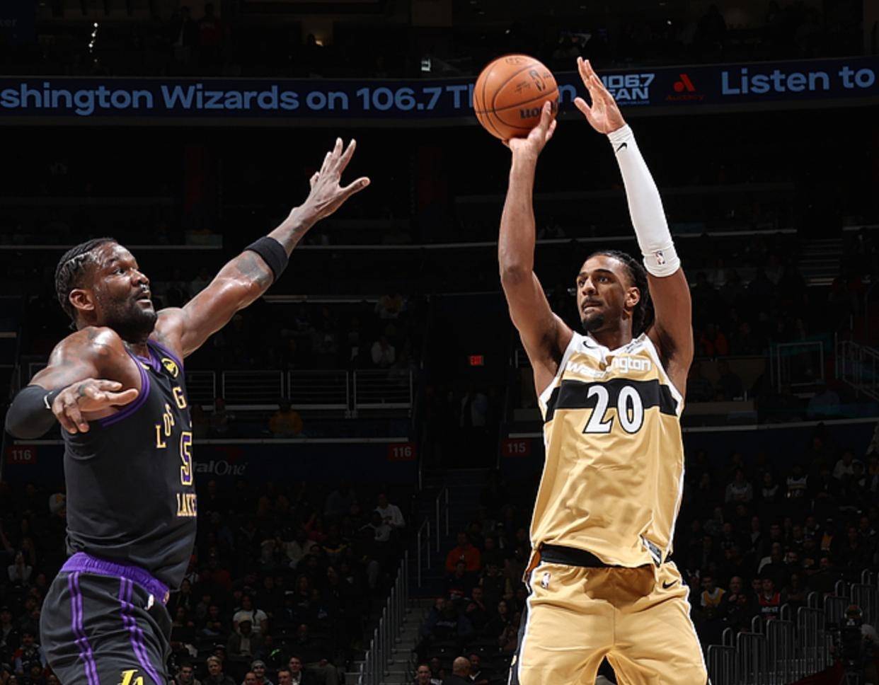 沸腾！湖人142:111大胜破局，混合防守盘活全队，艾顿觉醒太关键