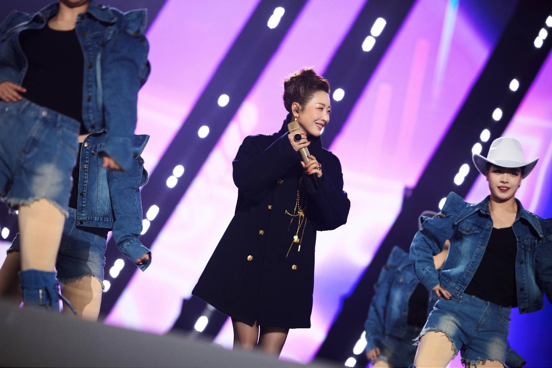 经典焕新声，温暖聚襄阳：孙悦亮相古城晚会引三万观众温情合唱